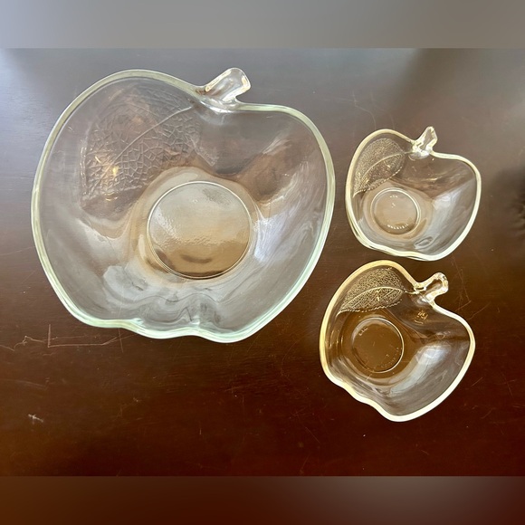 Vintage 1970s Large 9" Apple Shaped Clear Glass Serving Bowl w/Leaf Detailing - Picture 6 of 10